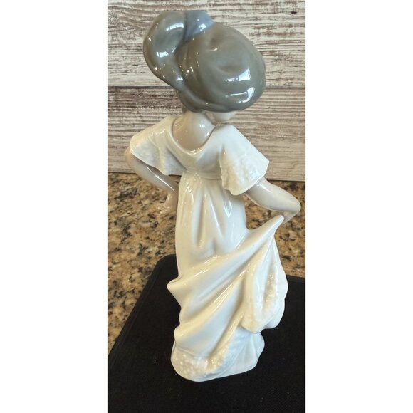 Nao by Lladro "How Pretty" Porcelain Figurine Vintage - Picture 5 of 7